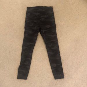 Athleta XS Ultimate Camo leggings - with pockets.